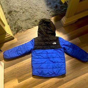 The North Face insulated jacket and reversible. Lightly worn. Water resistant.